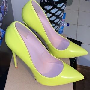 Neon🔅Yellow Pumps